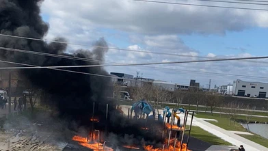 Parkta oyun grupları alev alev yandı