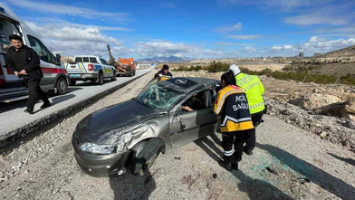 Karaman’da facianın eşiğinden dönüldü! Refüje çarptı, şarampole uçtu...