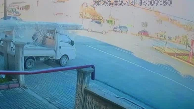 SUV dönüş yaptı, yaya havada metrelerce savruldu! Karaman’da yürek sızlatan kaza anı kamerada...