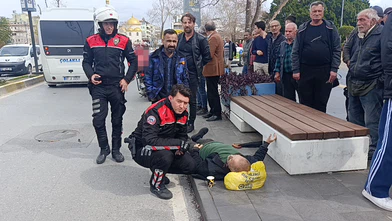 Manavgat’ta tehlike saçan anlar... Çarpmanın şiddeti yayayı metrelerce savurdu!