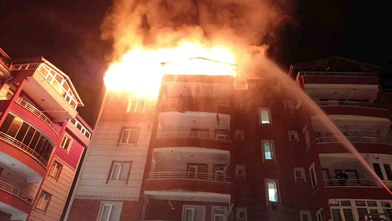 Yozgat'ta alevler gökyüzünü aydınlattı... Yangın terasta başladı, mahalle ayakta kaldı!