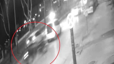 Otomobil tırın altına saplandı! Bursa’da korku dolu saniyeler anbean kamerada...