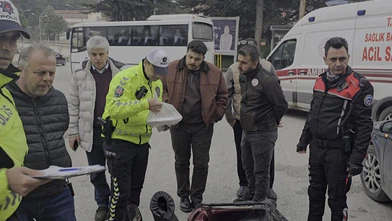 İftar vakti paket yetiştiren kurye kaza yaptı
