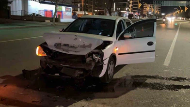 Kırmızı ışıkta bekleyen otomobile arkadan çarptı: 1 yaralı