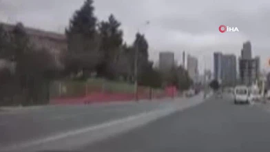 Küçükçekmece’de otomobilin aracından inmek isteyen sürücüye çarptığı kazanın görüntüleri ortaya çıktı