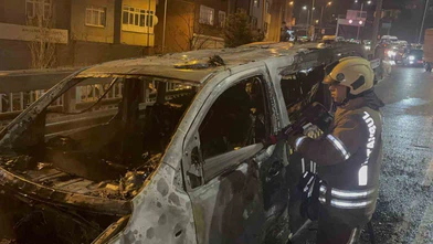 Okmeydanı’nda ticari takside yangın: Yolcular son anda tahliye edildi