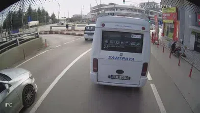 Otobüsün çarptığı genç kadının öldüğü kaza güvenlik kamerasında