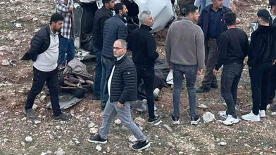 Siirt’te devrilen otomobil hurdaya döndü: 3 ağır yaralı