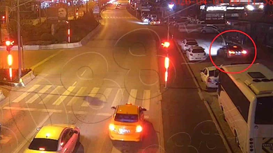 Alkollü sürücü trafiği altüst etti, gözaltına alınırken de 3 polisi yaraladı