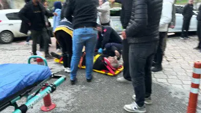 Direksiyon hakimiyetini kaybeden genç sürücü kaldırımdaki adama çarptı