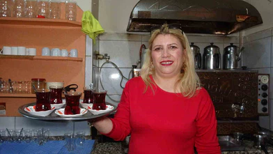 Evde sıkılan kadınlar kıraathaneye gelip masa oyunlarıyla stres atıyor