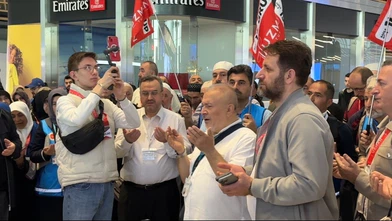 Havalimanında gece yarısı hareketliliği: 39 günlük yolculuk dualarla başladı