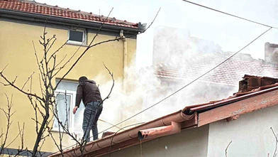 Aman dikkat, bacayı temizletmeyen pişman oluyor! Aksaray’da iki katlı ev kül oluyordu