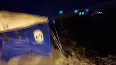 Şimşekler geceyi aydınlatırken, fırtına zor anlar yaşattı