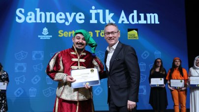Sahneye ilk adıma sertifika verildi