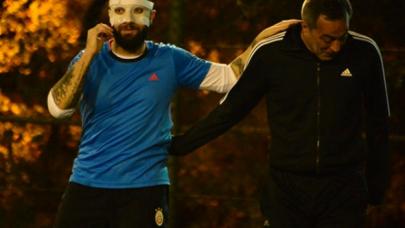 Berkay özel maske ile halı saha maçında boy gösterdi