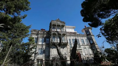 Perili Köşk çürüyor