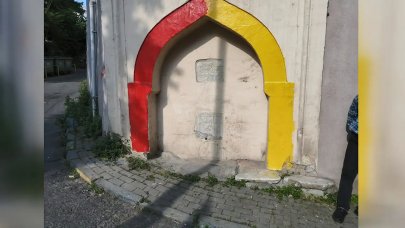 Tarihi çeşmeyi bile boyadılar!