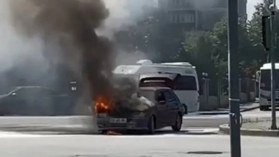 Kırmızı ışıkta beklerken alev aldı: Sürücü şok geçirdi!