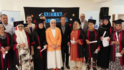 65 yaş üstü kep fırlattı