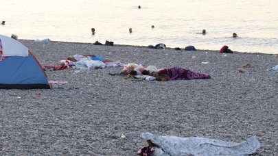 Sıcaktan bunalanlar sahilde sabahladı