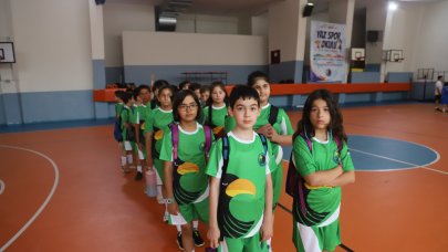 Kartallı çocuklar ve gençler yaz sporuna doyuyor