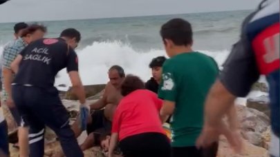 Yasağa rağmen denize girenler, son anda kurtarıldı