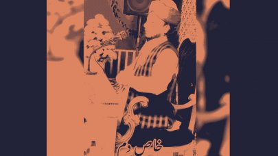 Kendini hoca olarak tanıttı ve garip seslerle tüm cemaate seslendi!