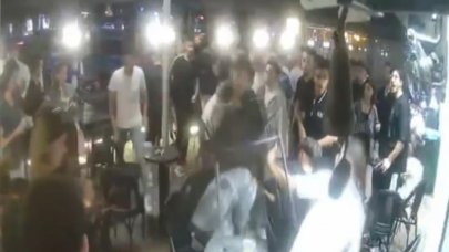 Bir grup kafe bastı, husumetlilerine ateş açtı