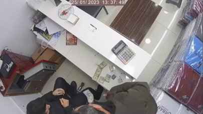 Döviz bozdurma bahanesiyle girdiler, binlerce dolar çaldılar