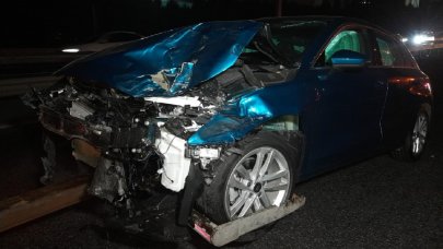 Kaza sonrası otomobilinden indi: Arkadan gelen minibüs çarptı