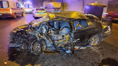Duvara çarpan otomobil hurdaya döndü: Tünelin 2 şeridi trafiğe kapatıldı