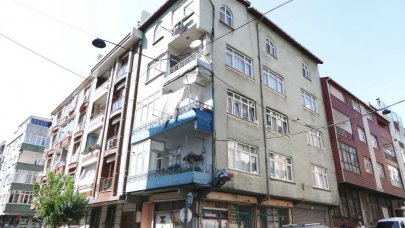 Balkona çıktı 'beni kurtarın' diye bağırdı