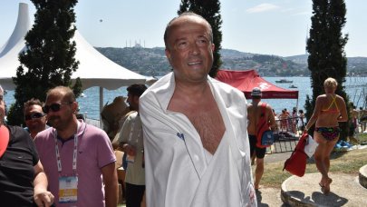 İki kolunu kaybeden belediye başkanı boğazı yüzerek geçti