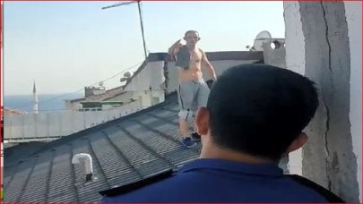 Kız arkadaşından ayrıldı, çareyi çatıya çıkmakta buldu