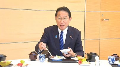 Radyasyon korkusu: Başbakan eleştirilere karşılık deniz ürünü yedi