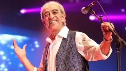 Edip Akbayram, “Barış ve Sevgi” için sahnede