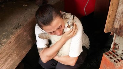 Çöken evinde kedisini arıyor