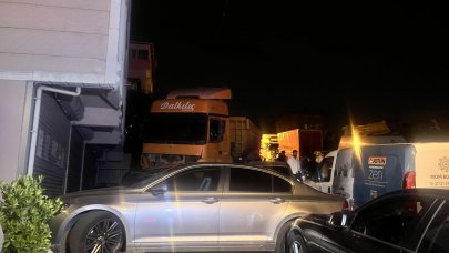 Yokuş aşağı kayan kamyon 6 araca çarptı!