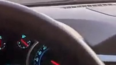 Trafikte tehlikeli anlar: Diziyle direksiyon tutup aşırı hız yaptı