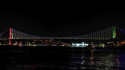 Köprü, Tacikistan bayrağının renkleriyle aydınlatıldı