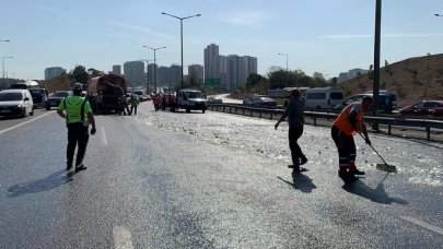 TEM'de TIR'daki su şişeleri yola döküldü: Yoğun trafik oluştu