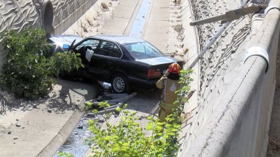 17 yaşındaki sürücü otomobiliyle su kanalına uçtu