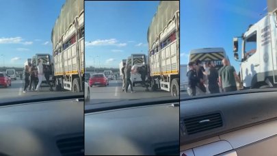 Minibüs ve TIR şoförü birbirine girdi