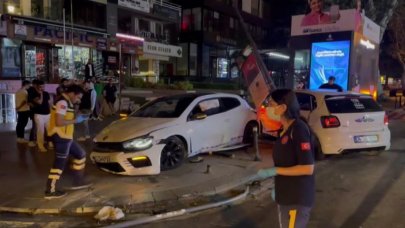 Aynı yönde giden 2 otomobil çarpıştı: Yaralılar var