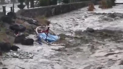 İlde sağanak etkili oldu: Balıkçı teknesi battı, yollarda su birikintileri oluştu