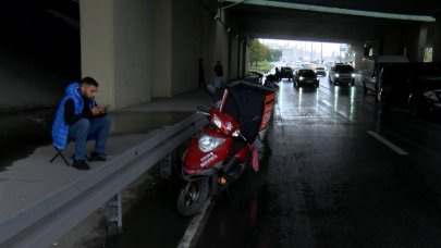 Motosiklet sürücüleri saatlerce alt geçitte bekledi