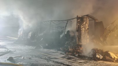 Kumaş yüklü TIR alev alev yandı