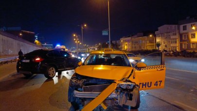 TEM bağlantı yolunda trafiği birbirine katan kaza: Yaralılar var