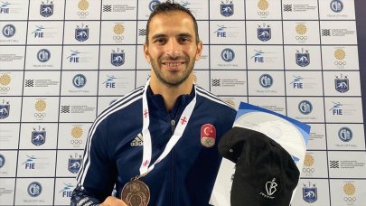 Milli eskrimci Enver Yıldırım'dan bronz madalya